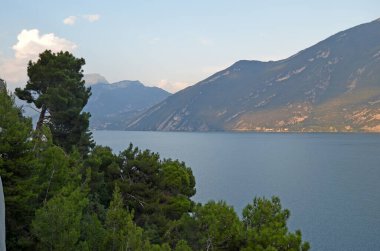 Garda Gölü üzerinde teraslı bisiklet yolu. Ciclopista del Garda. Limon Konsolosu Garda, İtalya
