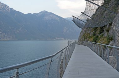 Garda Gölü üzerinde teraslı bisiklet yolu. Ciclopista del Garda. Limon Konsolosu Garda, İtalya