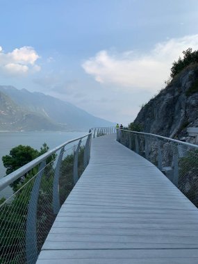 Garda Gölü üzerinde teraslı bisiklet yolu. Ciclopista del Garda. Limon Konsolosu Garda, İtalya
