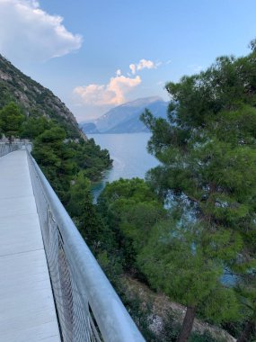 Garda Gölü üzerinde teraslı bisiklet yolu. Ciclopista del Garda. Limon Konsolosu Garda, İtalya