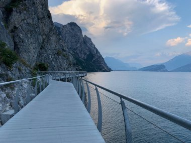 Garda Gölü üzerinde teraslı bisiklet yolu. Ciclopista del Garda. Limon Konsolosu Garda, İtalya