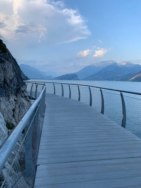 加尔达湖上方的梯田自行车道 Ciclopista Del Garda Limone Sul Garda 意大利 — 图库照片