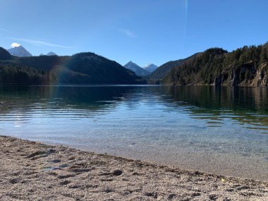 Neuschwanstein kalesinin yakınlarındaki güneşli bir günde Alpsee Gölü 'nün göz kamaştırıcı manzarası. Schwangau, Bavyera, Almanya
