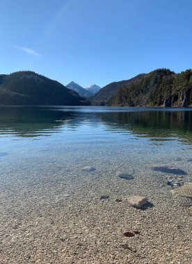 Neuschwanstein kalesinin yakınlarındaki güneşli bir günde Alpsee Gölü 'nün göz kamaştırıcı manzarası. Schwangau, Bavyera, Almanya