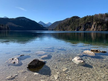 Neuschwanstein kalesinin yakınlarındaki güneşli bir günde Alpsee Gölü 'nün göz kamaştırıcı manzarası. Schwangau, Bavyera, Almanya