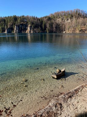 Neuschwanstein kalesinin yakınlarındaki güneşli bir günde Alpsee Gölü 'nün göz kamaştırıcı manzarası. Schwangau, Bavyera, Almanya