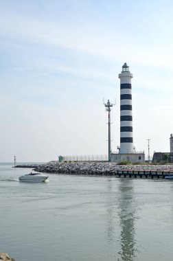 Deniz feneri Faro di Piave Vecchia, İtalya. Öğleden sonra deniz feneri.