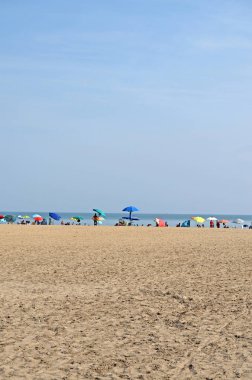 Issız, vahşi bir sahil. Tatilciler için bedava plajlar