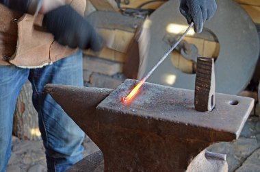 Bir nalbandın işi. Eski geleneklere göre bir at nalı yaratmak.