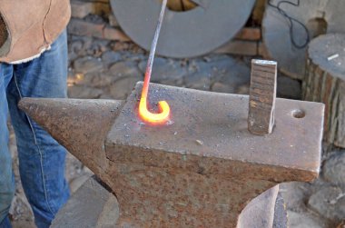 Bir nalbandın işi. Eski geleneklere göre bir at nalı yaratmak.