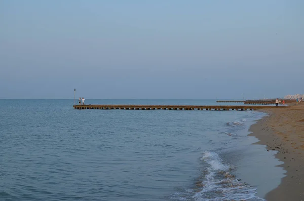 アドリア海の美しい海岸線 Lido Jesoloのビーチでの日の出 海の桟橋 — ストック写真