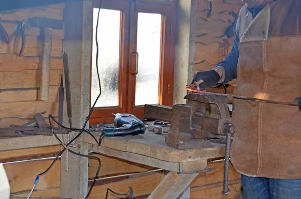 鍛冶屋の仕事だ 古い伝統で馬蹄形を作る — ストック写真
