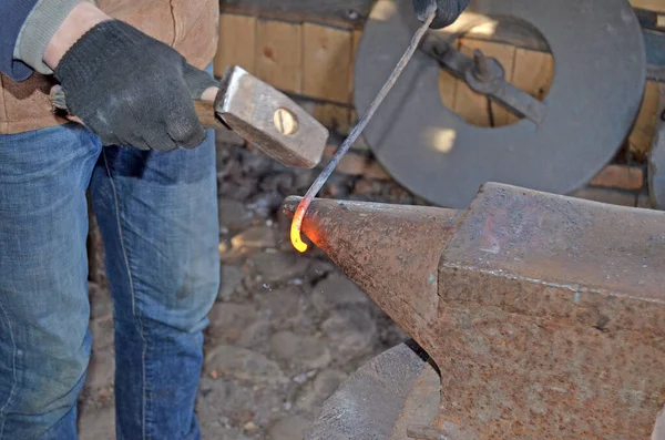 Trabalho Ferreiro Criando Uma Ferradura Velha Tradição — Fotografia de Stock