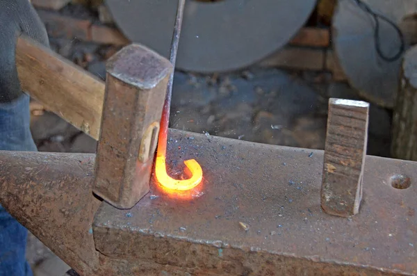 Work Blacksmith Creating Horseshoe Old Tradition — Stock Photo, Image