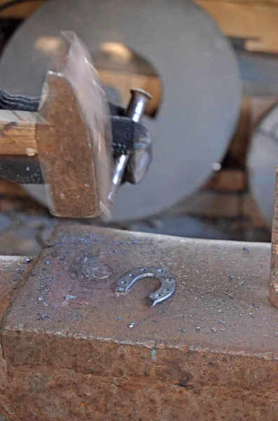 Trabalho Ferreiro Criando Uma Ferradura Velha Tradição — Fotografia de Stock