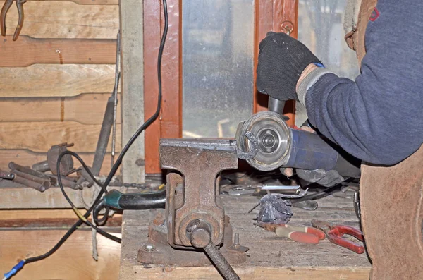 鍛冶屋の仕事だ 古い伝統で馬蹄形を作る — ストック写真