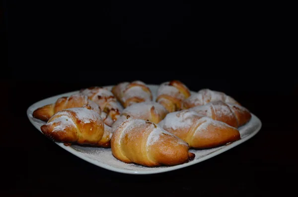 Hausgemachtes Gebäck Bagel Croissants Auf Weißem Teller Vor Dunklem Hintergrund — Stockfoto