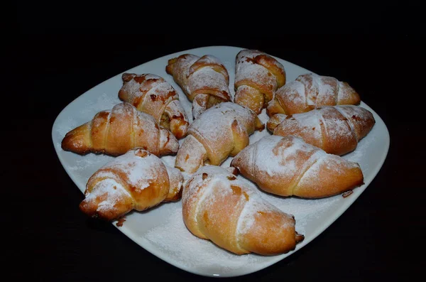 Hausgemachtes Gebäck Bagel Croissants Auf Weißem Teller Vor Dunklem Hintergrund — Stockfoto