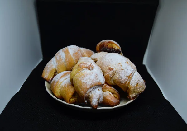 Pastelería Casera Bagel Croissants Plato Blanco Sobre Fondo Oscuro —  Fotos de Stock