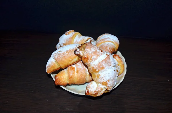 Hausgemachtes Gebäck Bagel Croissants Auf Weißem Teller Vor Dunklem Hintergrund — Stockfoto