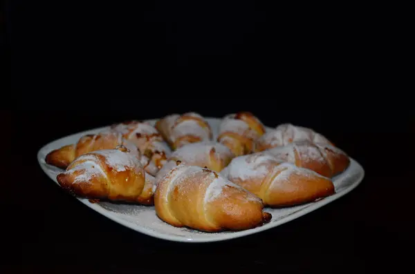 Pastelería Casera Bagel Croissants Plato Blanco Sobre Fondo Oscuro —  Fotos de Stock