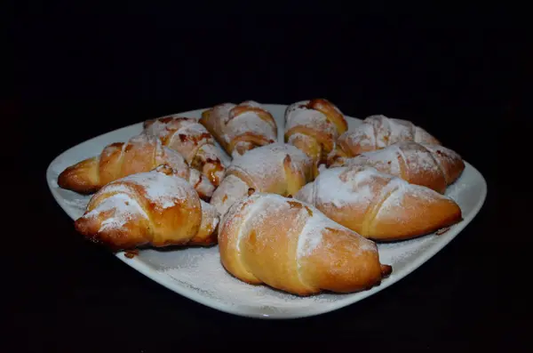 Domácí Pečivo Bagel Croissants Bílém Talíři Tmavém Pozadí — Stock fotografie