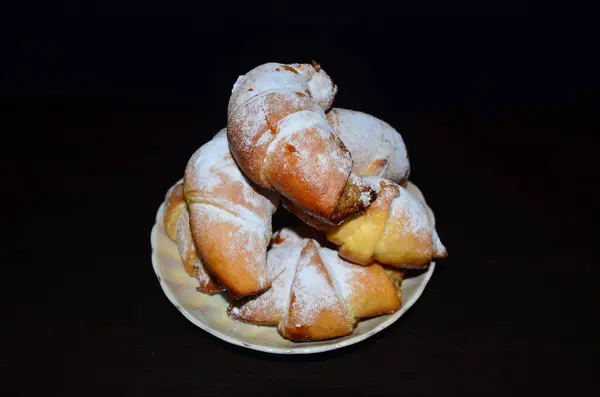 Domácí Pečivo Bagel Croissants Bílém Talíři Tmavém Pozadí — Stock fotografie
