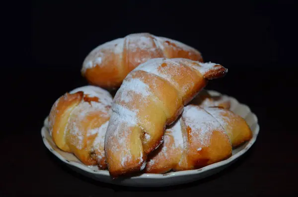 Pastelería Casera Bagel Croissants Plato Blanco Sobre Fondo Oscuro —  Fotos de Stock