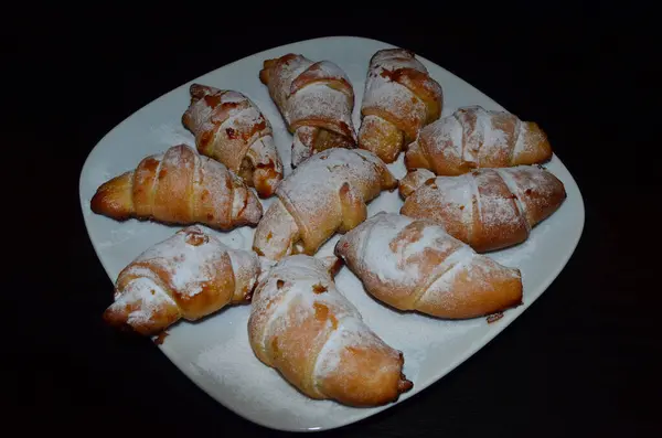 Hausgemachtes Gebäck Croissants Einem Weißen Teller Auf Dunklem Hintergrund — Stockfoto