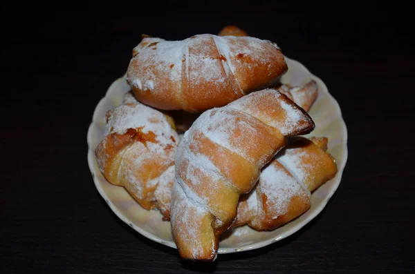Pasticceria Fatta Casa Croissant Piatto Bianco Sfondo Scuro — Foto Stock