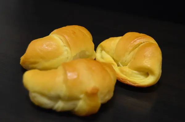 Domácí Pečivo Croissanty Tmavém Pozadí — Stock fotografie