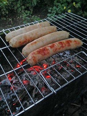 Izgarada taze ızgara sosis. Char et pişirdi.