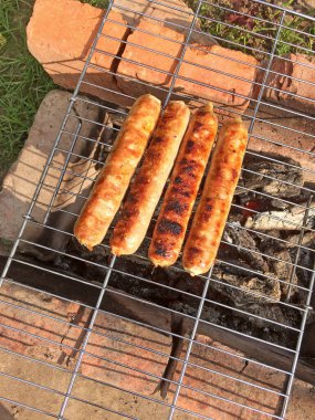 Izgarada taze ızgara sosis. Char et pişirdi.