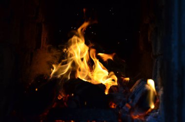 Şöminedeki ateşten kıvılcımlar ve bokeh topları.