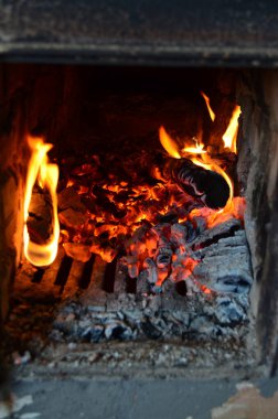 Şöminedeki ateşten kıvılcımlar ve bokeh topları.