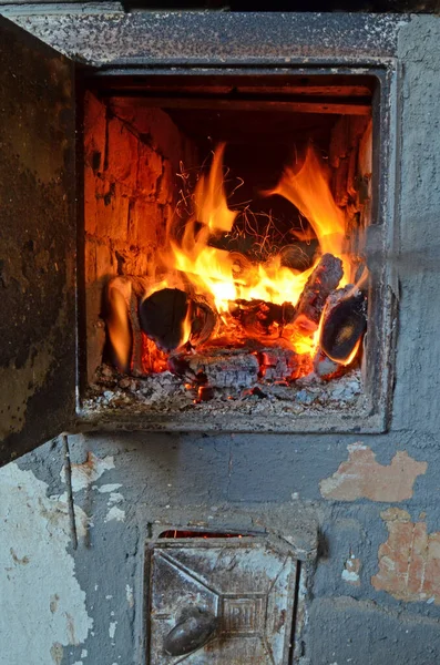 Scintille Dal Fuoco Nel Camino Con Palline Bokeh — Foto Stock