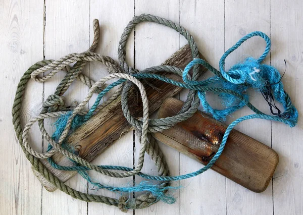 Corda velha e madeira — Fotografia de Stock