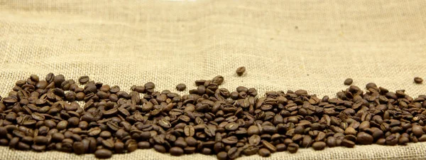 Granos de café sobre un fondo —  Fotos de Stock