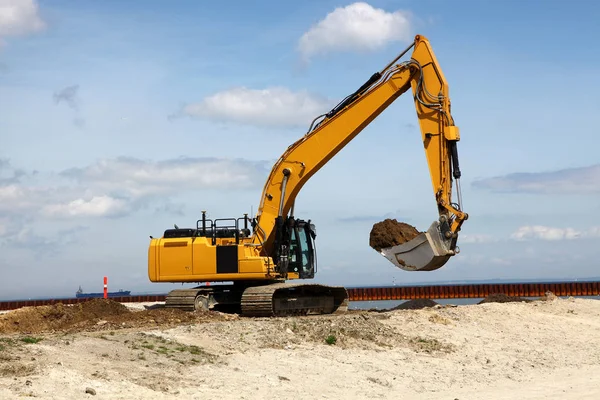 Ekskavatör bir inşaatta çalışıyor 