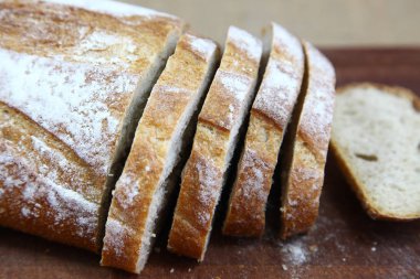 Kesme tahtasında dilimlenmiş ekmek.