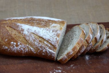 Kesme tahtasında dilimlenmiş ekmek.