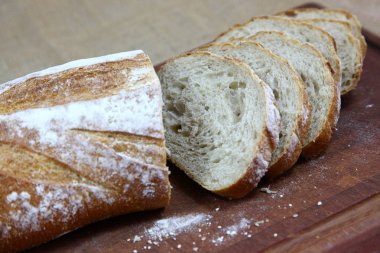 Kesme tahtasında dilimlenmiş ekmek.
