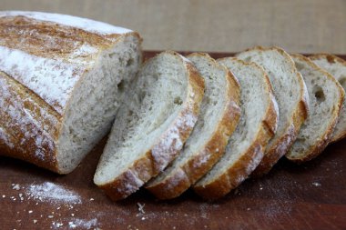 Kesme tahtasında dilimlenmiş ekmek.