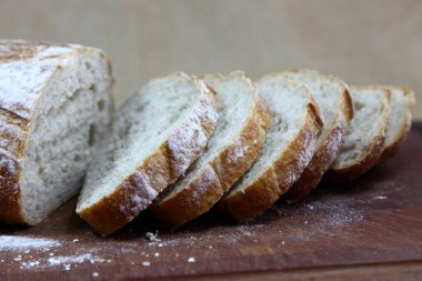 Kesme tahtasında dilimlenmiş ekmek.