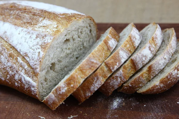 Kesme tahtasında dilimlenmiş ekmek.