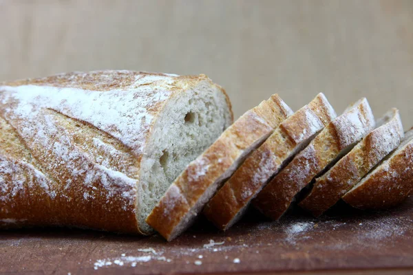 절단 판위에서 얇게 썬 빵 — 스톡 사진