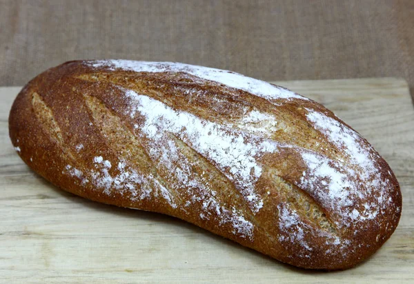 절단 판위에서 얇게 썬 빵 — 스톡 사진