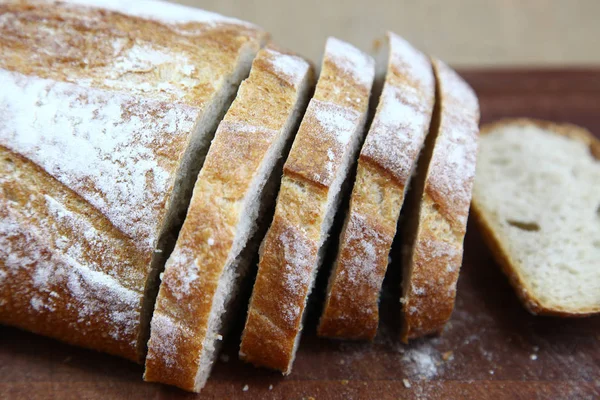 Kesme tahtasında dilimlenmiş ekmek.