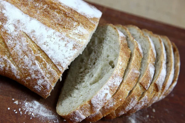 Kesme tahtasında dilimlenmiş ekmek.