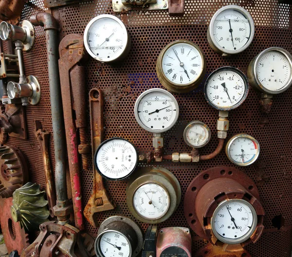 Measuring instruments on a rusty plate — Stock Photo, Image